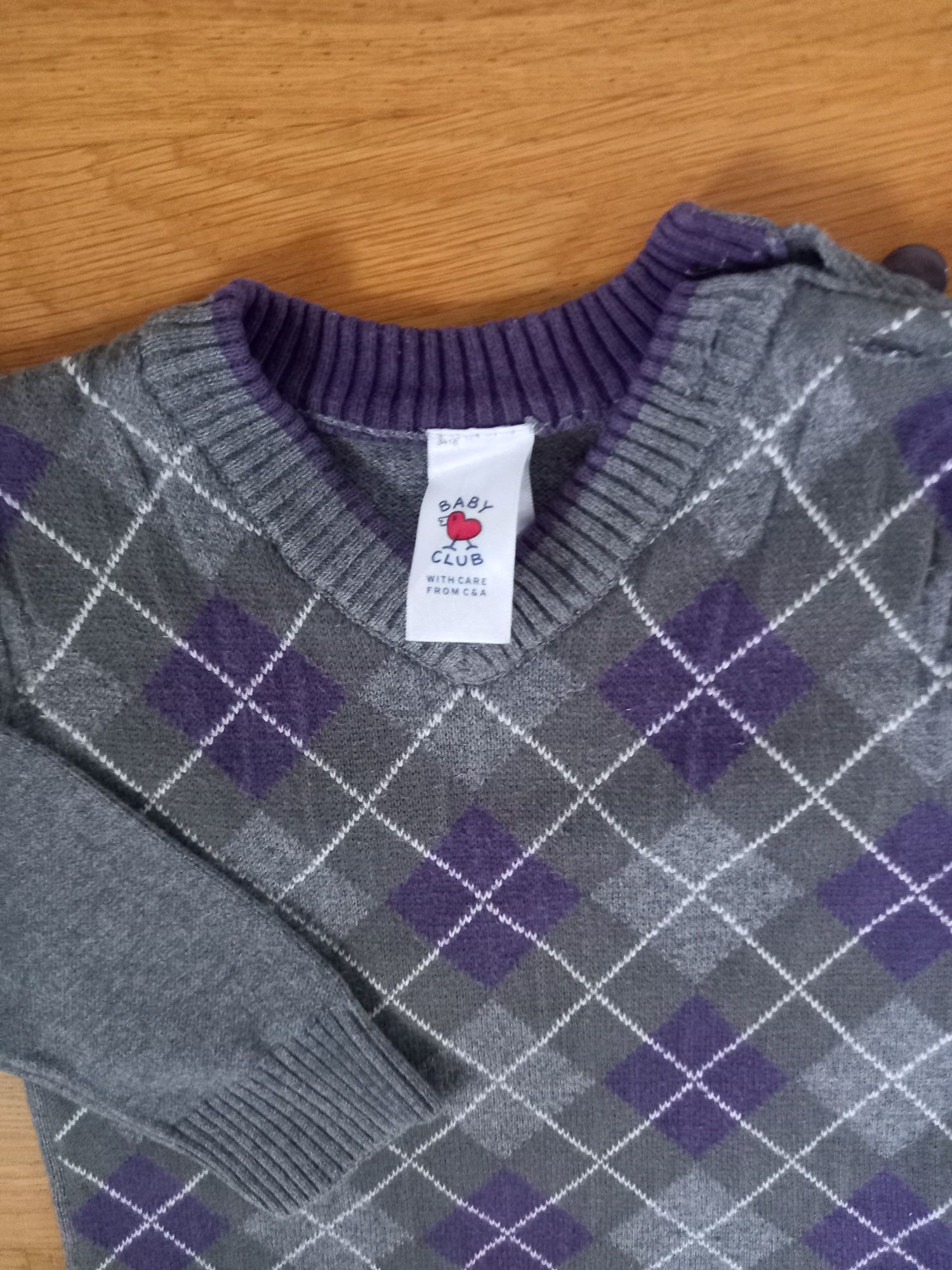 Elegancki sweterek  dla chłopczyka w fioletowe romby  C&A