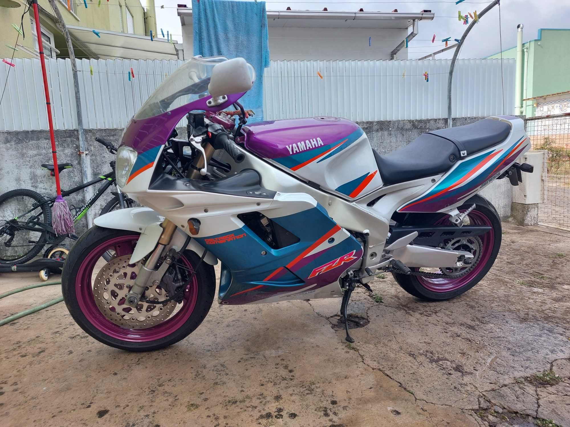 Clássica  .yamaha  fzr .mota de pista
