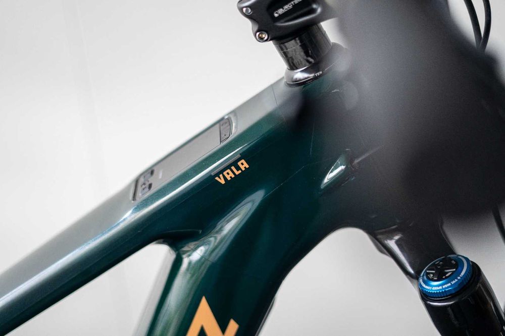 Santa Cruz Vala Tam. M - Fox Grip2 + Fox x2 c/ fatura IVA discriminado