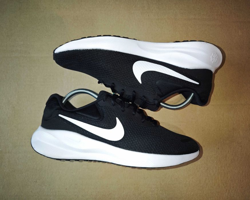 Оригінальні Кросівки Nike Revolution 7