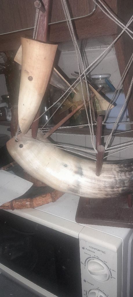 Replica de um barco feito num corno
