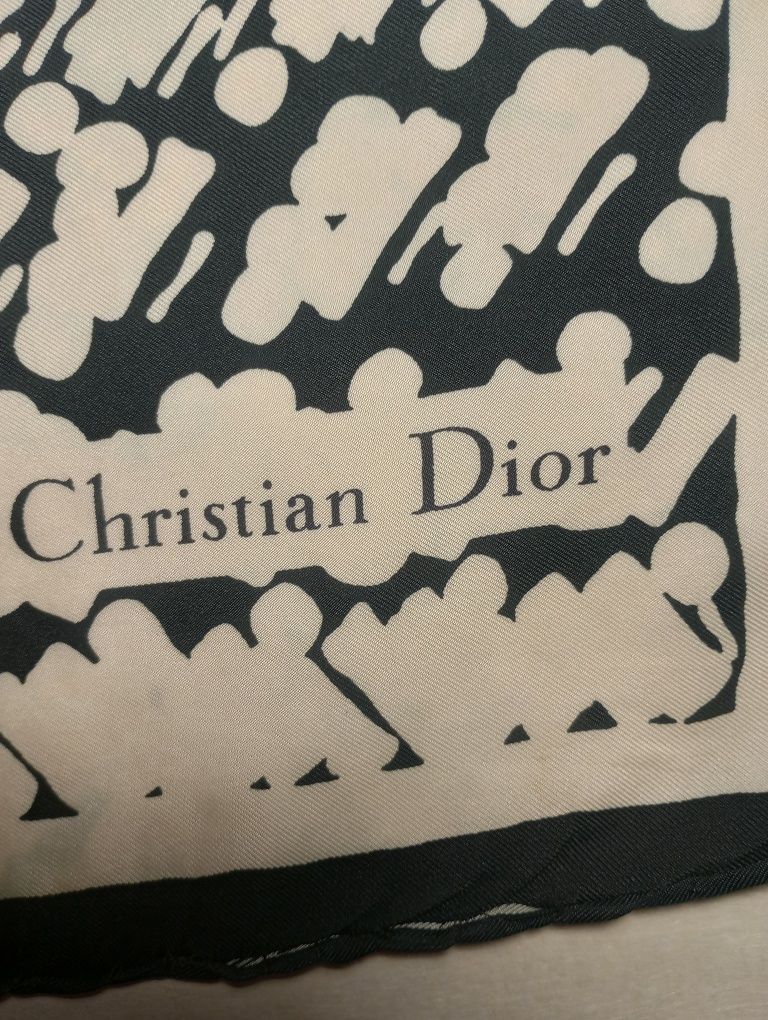 Хустка від Christian Dior.
