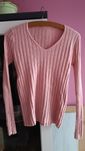 Sweter damski z dekoltem