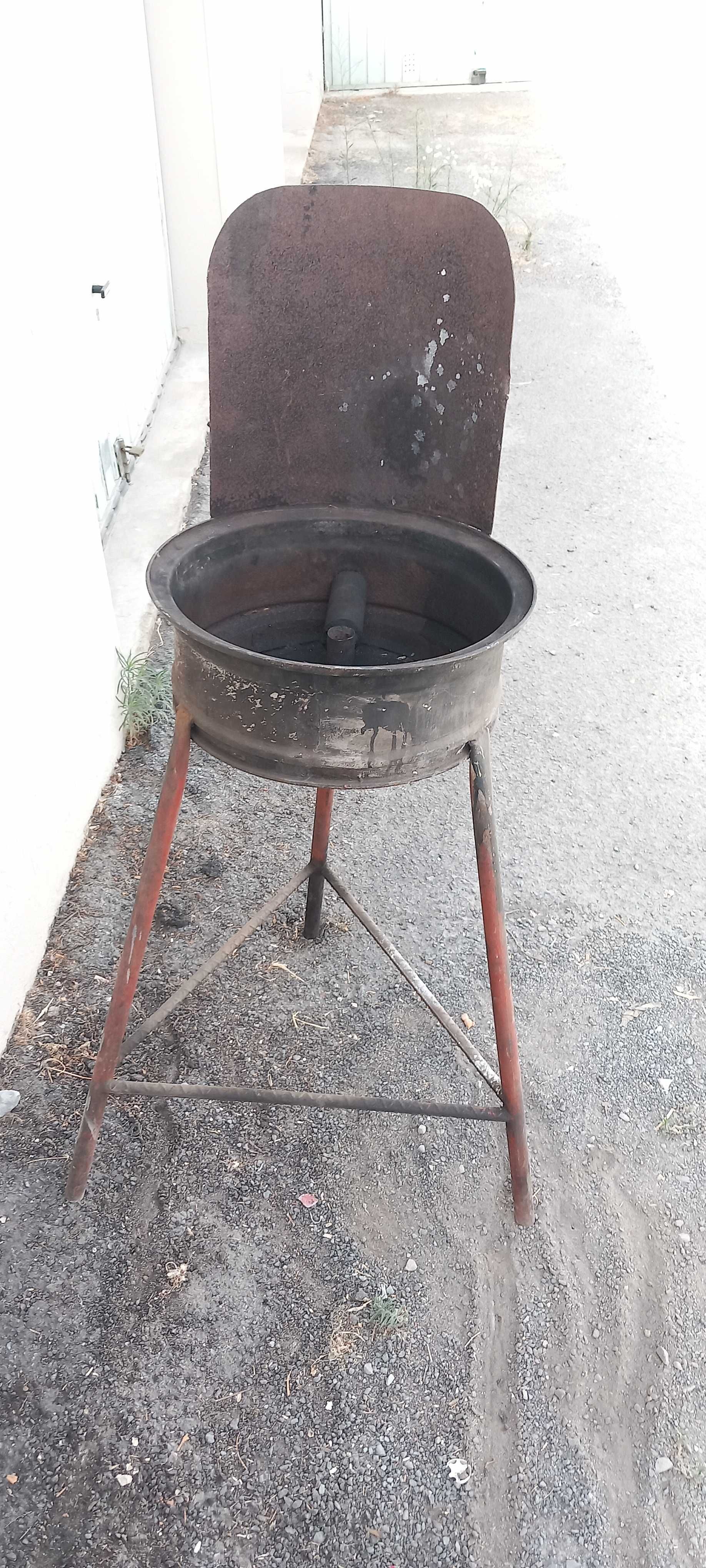 Forja/fogareiro ventilado a manivela.