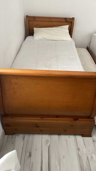 Cama individual de madeira com gavetão para 2ª cama e dois colchões
