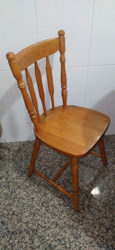 Mesa redonda, expansível. 4 cadeiras.