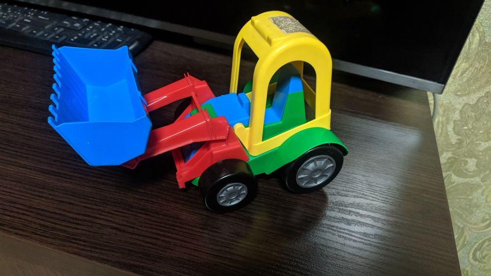 Игрушка трактор разноцветный