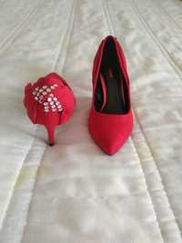 Sapatos vermelhos de camurça número 37
