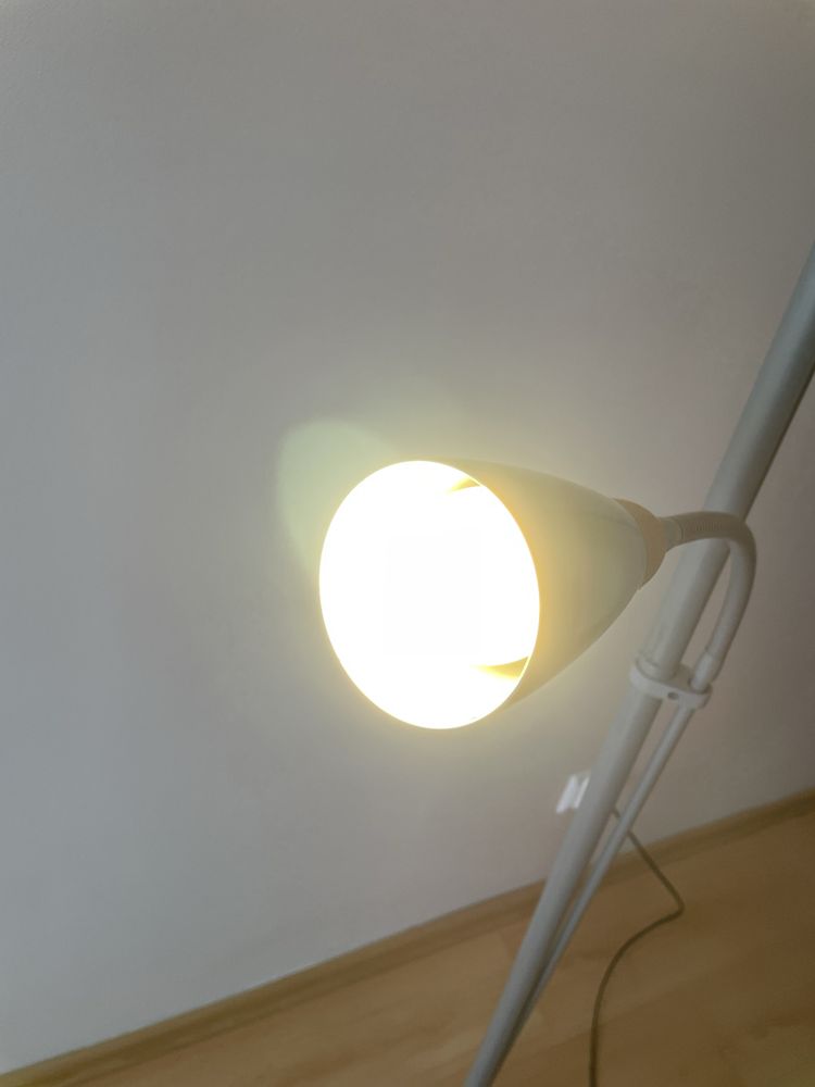 Lampa stojąca z rączką