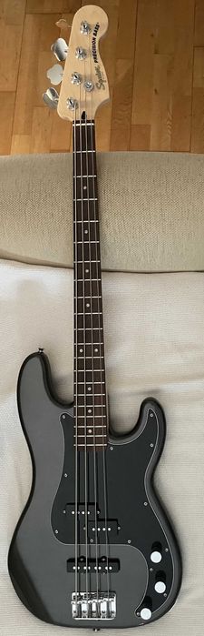 Baixo eléctrico Squier Affinity como novo cordas novas