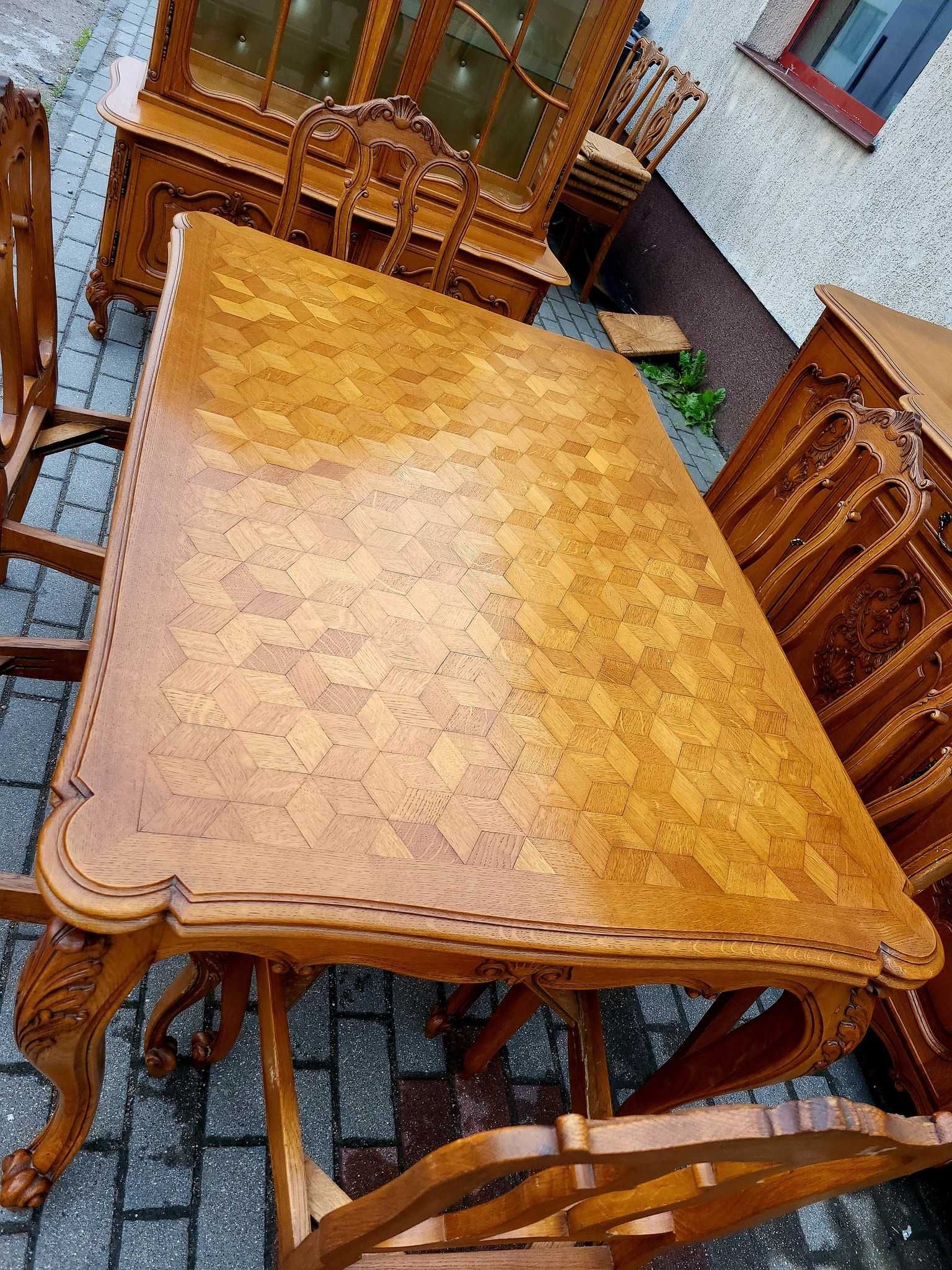 Zestaw mebli do salonu w stylu ludwikowskim.