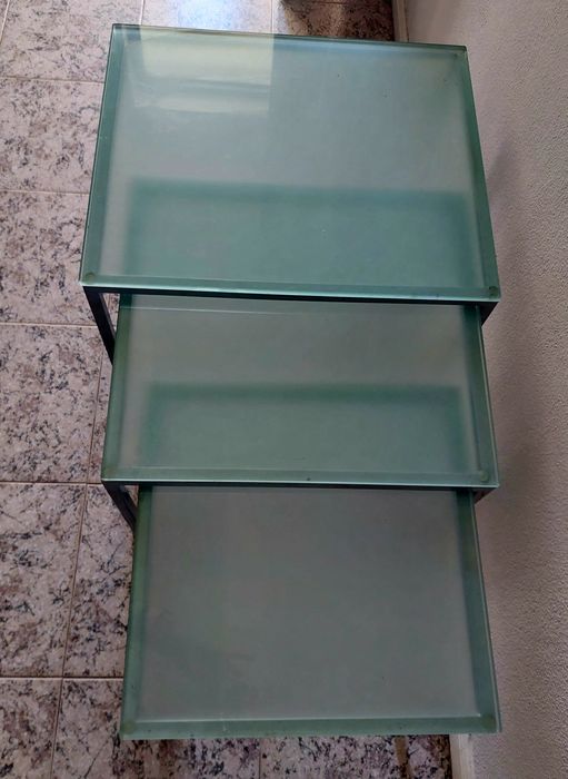 Conjunto de três mesas de apoio e mesa Tv