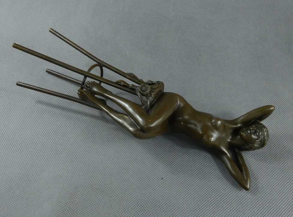 AKT Kobieta siedząca na krześle BRĄZ figura RZEŹBA 27 cm sygnatura