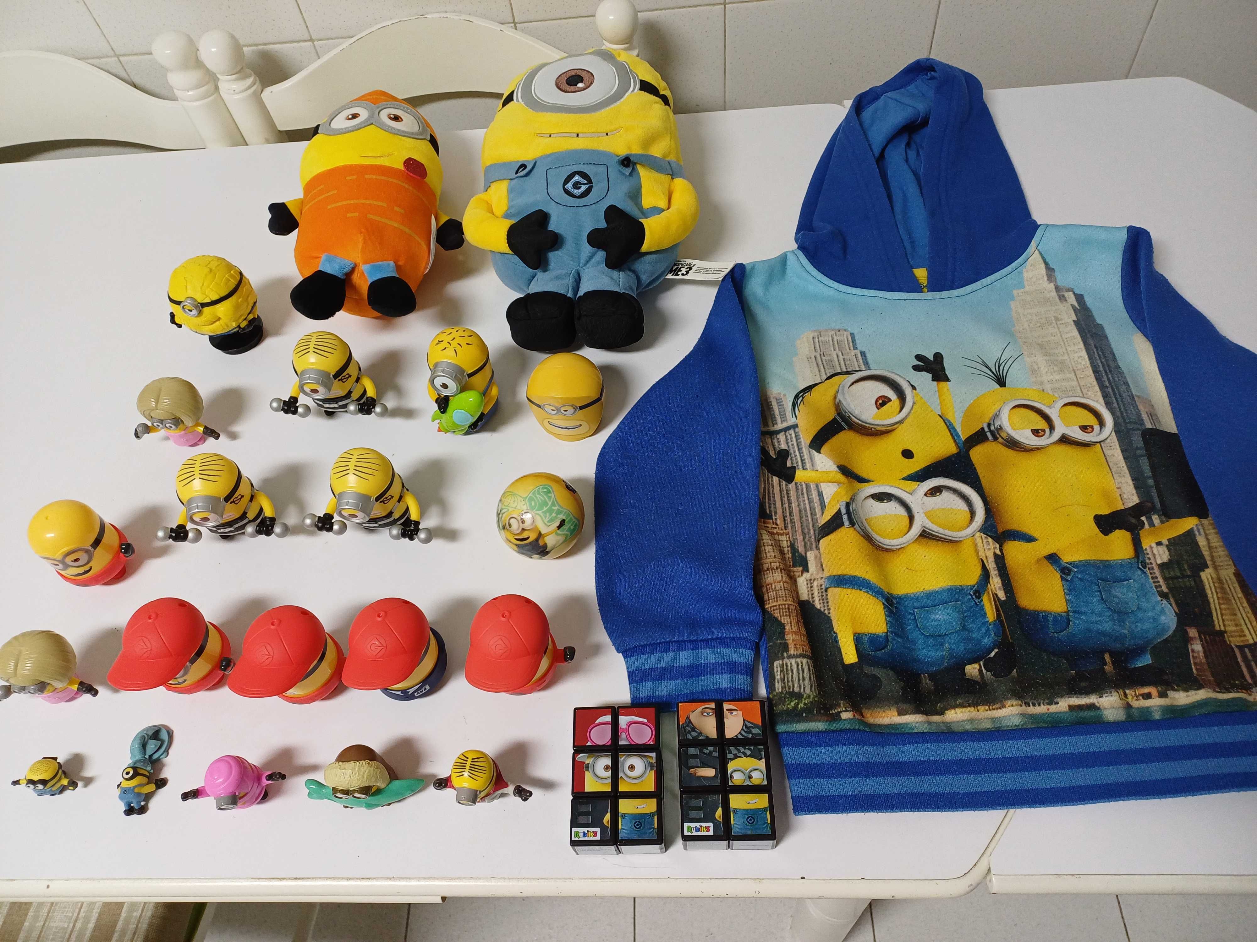 Conjunto de Minions com 18 bonecos 2 peluches 2 puzzles 1 bola 1 swet