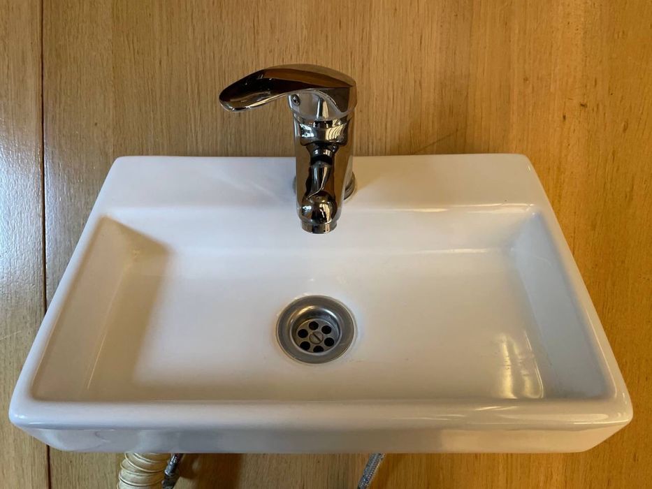 Комплект змішувач з умивальником