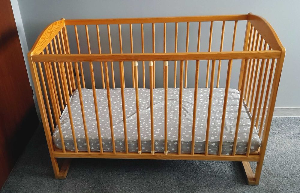 Łóżeczko dziecięce drewniane