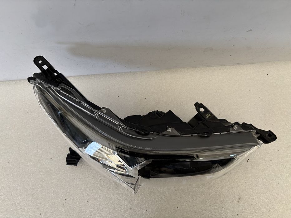 Toyota Hilux VIII 8 lift 20- lampa prawy przód prawa przednia EU