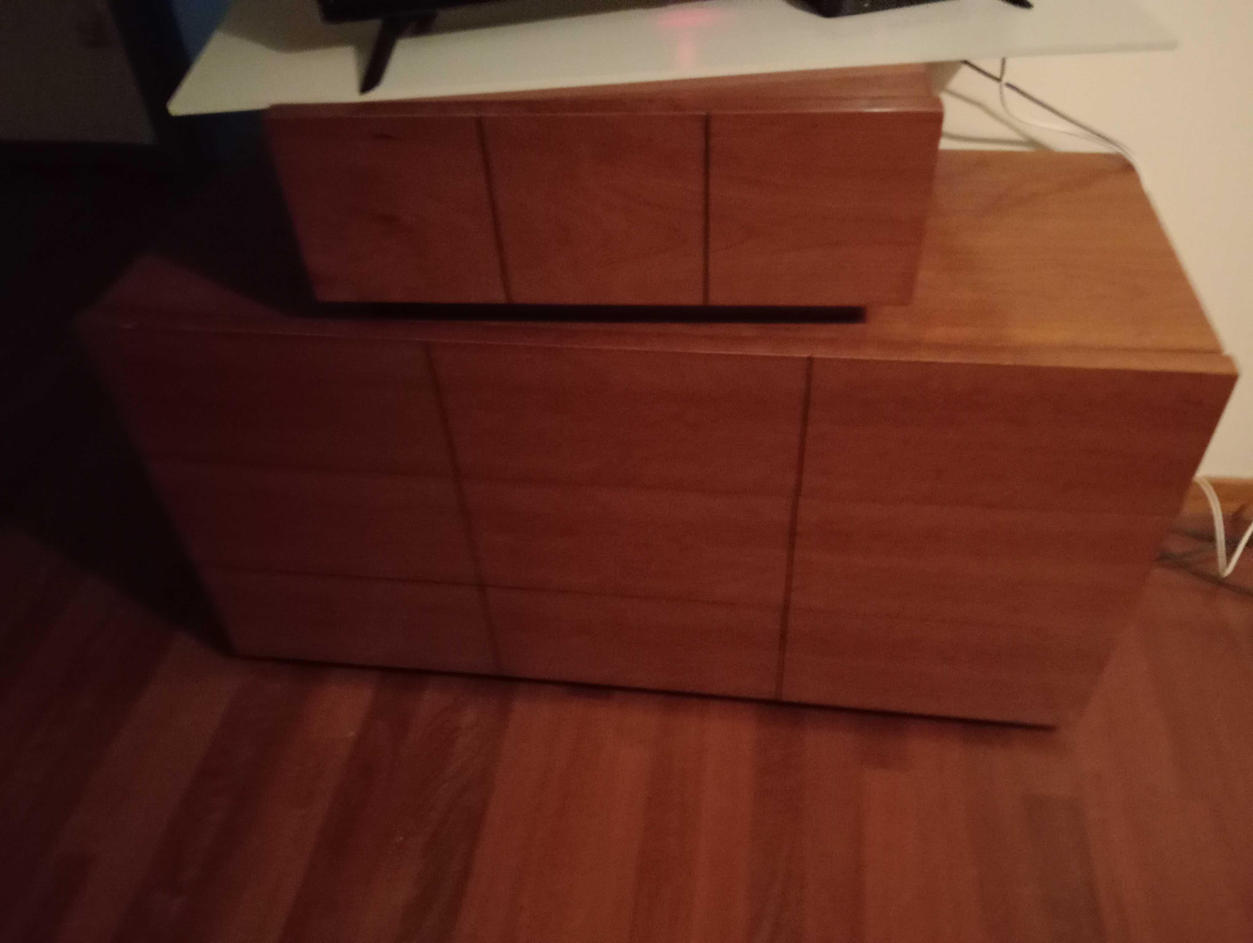 Cama, mesinhas e cómoda