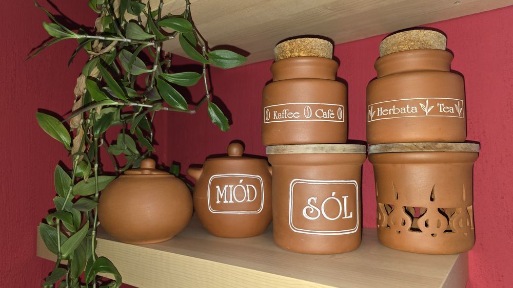 Ceramiczny zestaw kuchenny, pojemniki na przyprawy, sól cukier i miód.
