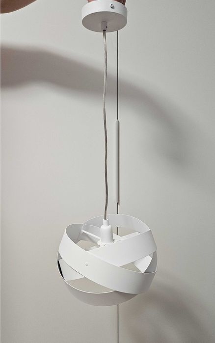 Lampa wisząca w kolorze białym, z metalu