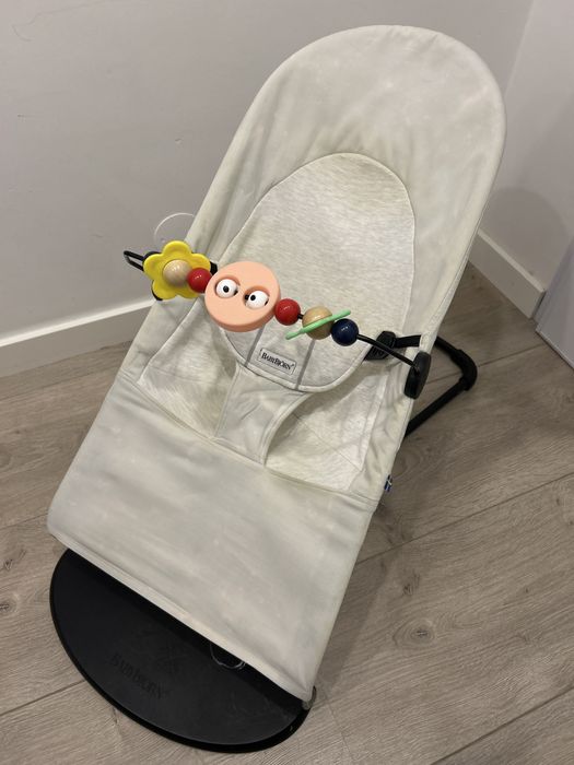 Espreguiçadeira Baby Bjorn com brinquedo
