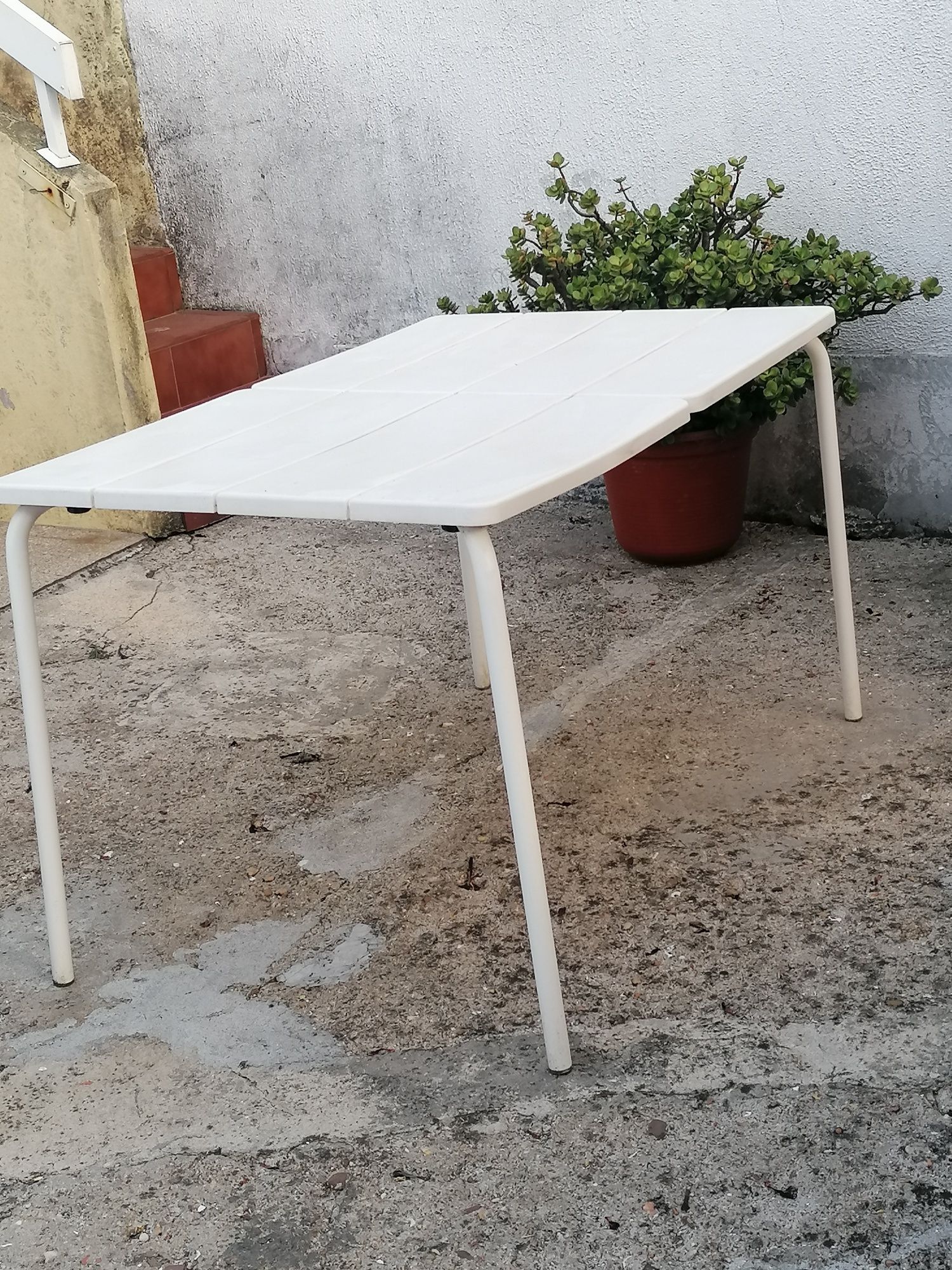 Vendo MESA de JANTAR FORTE p/ interior ou exterior com estrutura metal