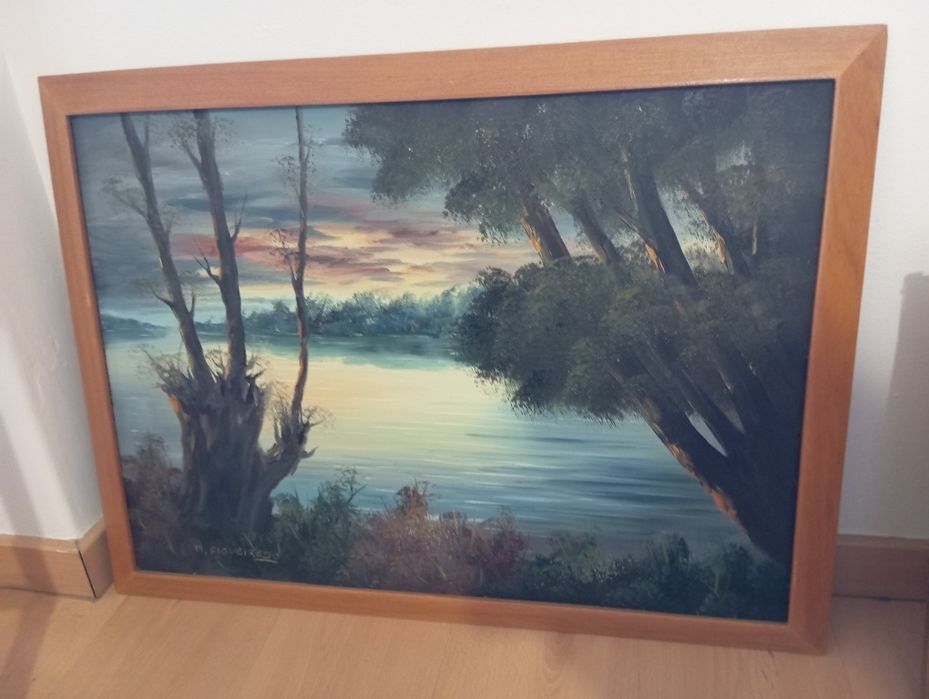 Quadros, chapeleira, candeeiro.