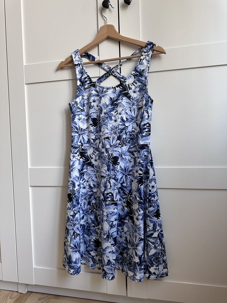 Letnia sukienka H&M w kwiaty niebieskie, białe i czarne