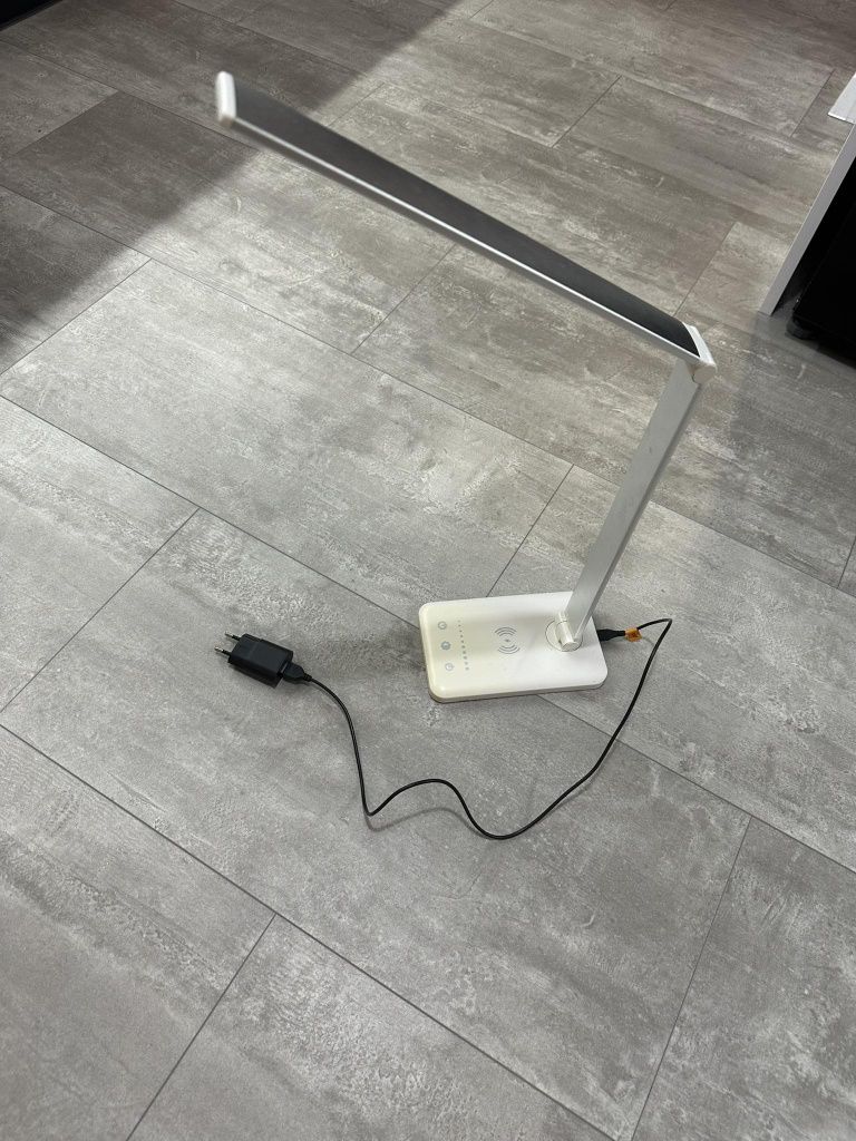 Lampka biurkowa led z ładowarką na telefon