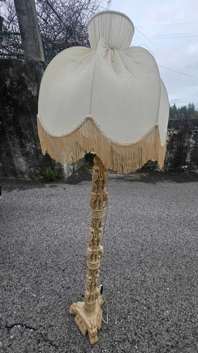 Candeeiro de Pé feito em Gesso