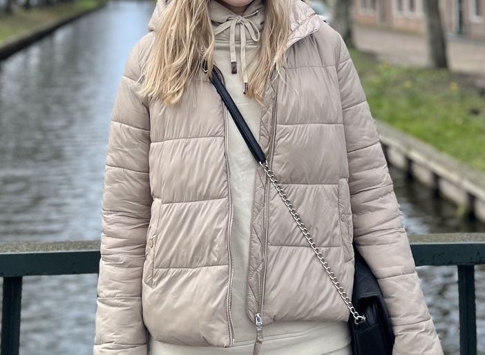 Beżowa kurtka z odpinanym kapturem mohito