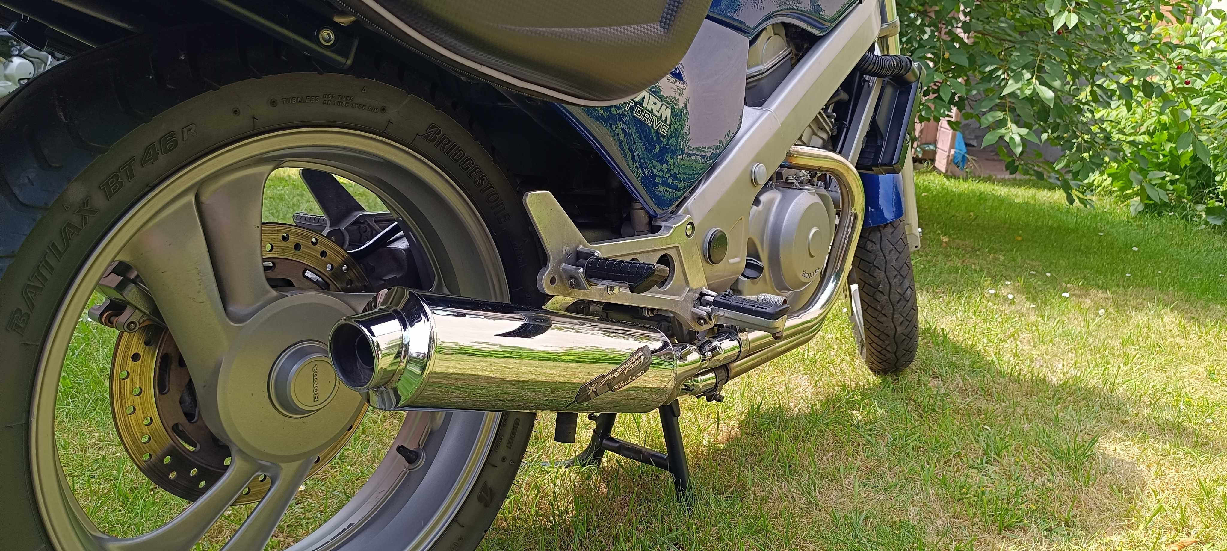 Motocykl Honda Revere 650 NTV RC33