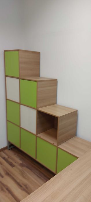 Regał z pukami zamykanymi