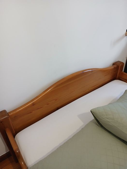 Cama de casal em madeira 140cm X 200cm