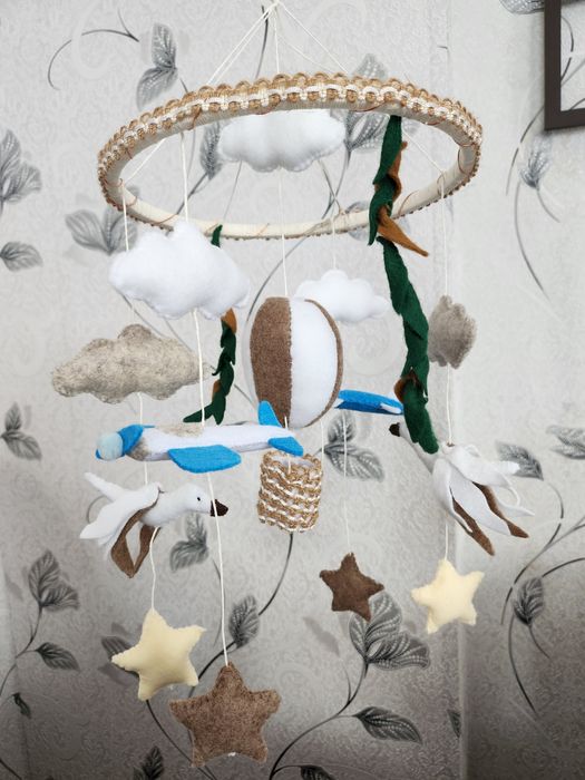 Мобіль із фетру "куля, хмаринки та літачки"
