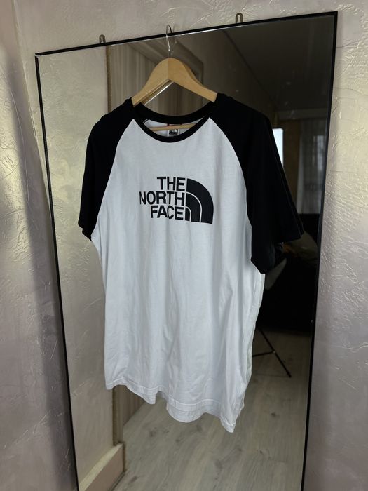 Контрастна футболка The North Face Raglan з бавовни