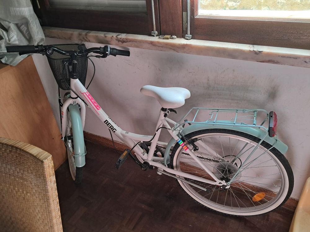 Bicicleta de menina, com pouco uso.