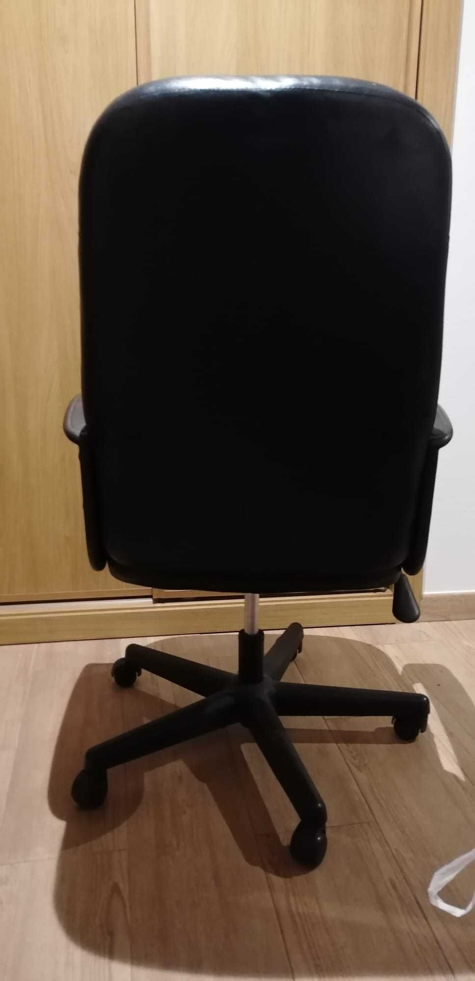 Cadeira de escritório em bom estado