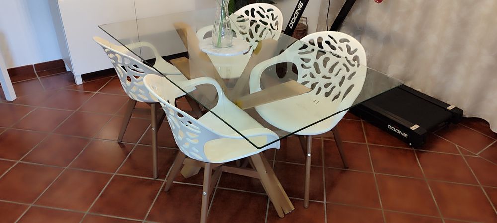 Vendo Sala de Jantar. Mesa + 4 cadeiras + aparador.