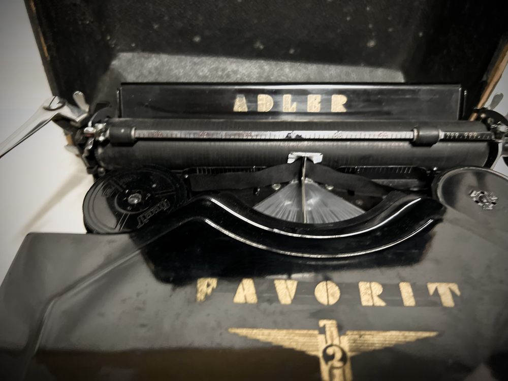 Máquina de Escrever - Adler Favorit Portatil