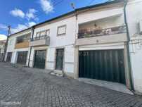 Moradia no Douro com Vinha, Sobreiros, Olivais e Terreno Urbano