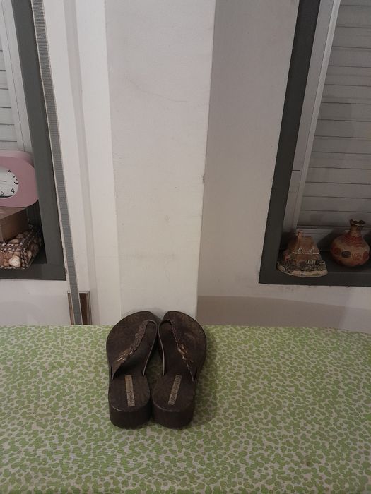 Vendo Chinelos de Senhora muito bonitos como novos