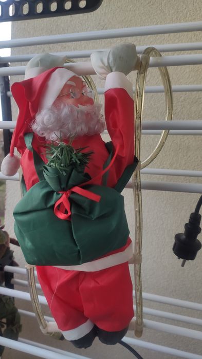 Mikołaj ozdoba świąteczna na świecącej drabinie led