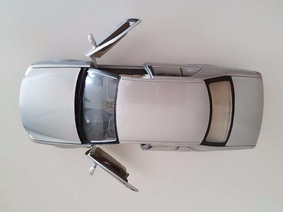 Miniatura Cadillac DeVille 2000 Maisto Escala 1:18