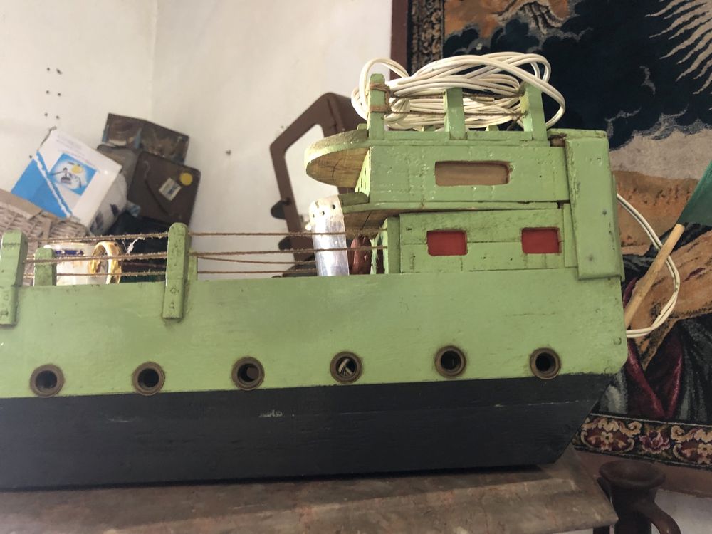 Barco artesanal com mais de 60 anos
