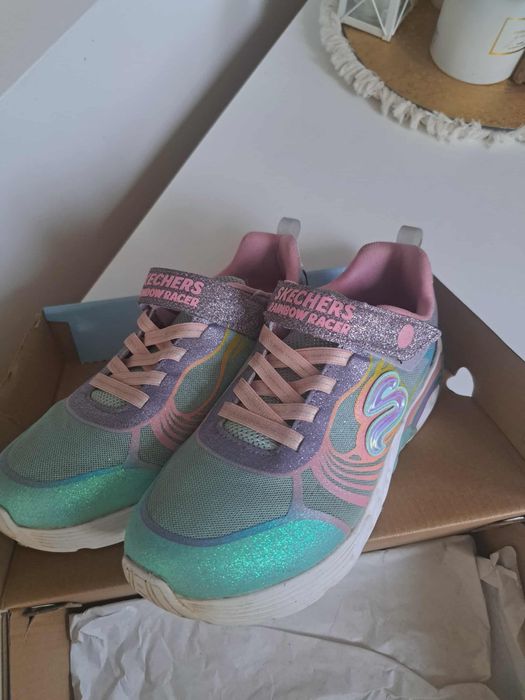 Zestaw butów w rozmiarze 36.