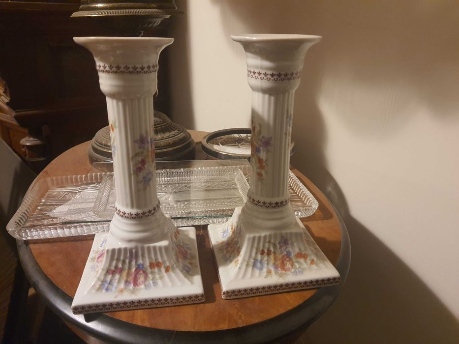 Dwa porcelanowe świeczniki