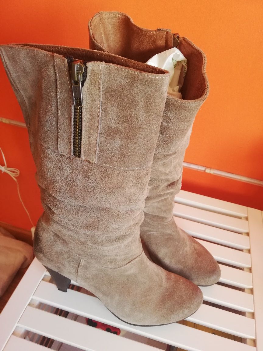 Lindas botas em camurças confortáveis e elegantes.