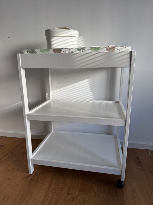 Przewijak drewniany na kółkach