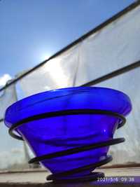 Kobaltowa miska szklana 
metalowa podstawa Spiralna